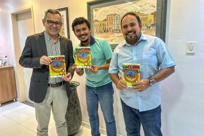 notícia: Editora da Ioepa entrega exemplares da revista sobre os 25 anos da Turma do Açaí 