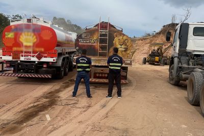 notícia: Fiscalização da Sefa apreende 20 mil litros de óleo diesel em balsa no rio Amazonas