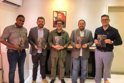 notícia: Editora da Imprensa Oficial e Centro de Ciências Sociais e Educação entregam livro