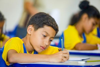 notícia: Estado sanciona sistema de bonificação para estudantes e servidores da educação