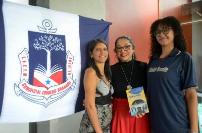 Alunos da Escola Edvaldo Brandão de Jesus lançam versão impressa de livro de contos - Agência Pará