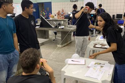 notícia: Estudantes participam de feira científica na Escola Estadual Doutor Justo Chermont 