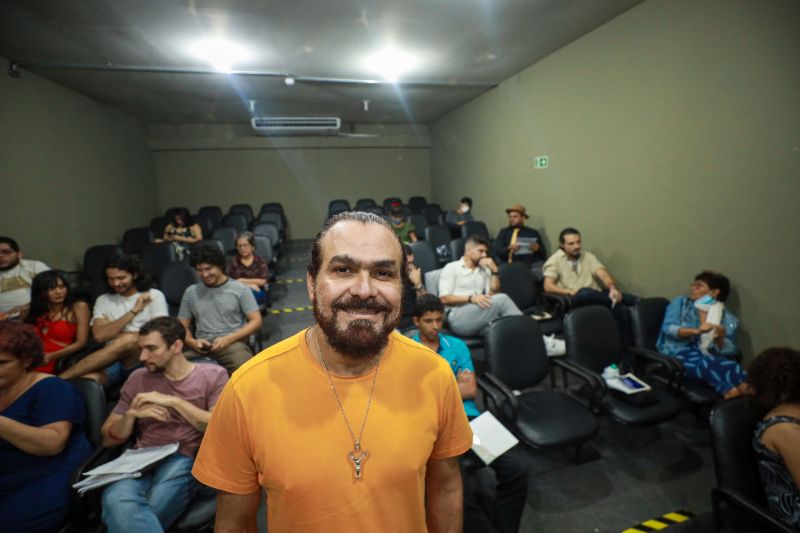 Alexandre Rosendo - ministrante da Oficina de Leitura Dramatizada da FCP <div class='credito_fotos'>Foto: Marcelo Lelis / Ag. Pará | <a href='/midias/2024/originais/18144_0331f72c-7b97-74a6-324b-9c9ad551c07b.jpg' download><i class='fa-solid fa-download'></i> Download</a></div>