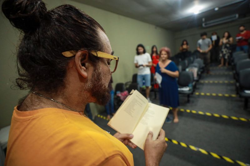 Alexandre Rosendo - ministrante da Oficina de Leitura Dramatizada da FCP <div class='credito_fotos'>Foto: Marcelo Lelis / Ag. Pará | <a href='/midias/2024/originais/18144_ca303c0e-f128-89d7-b8ca-689bf1c655f0.jpg' download><i class='fa-solid fa-download'></i> Download</a></div>