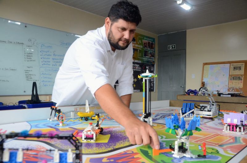 Professor Rafael Herdy - Foto Rai Pontes <div class='credito_fotos'>Foto: Rai Pontes / Ascom Seduc | <a href='/midias/2024/originais/18197_eabf9254-639e-3977-4d8e-39a157c09520.jpg' download><i class='fa-solid fa-download'></i> Download</a></div>