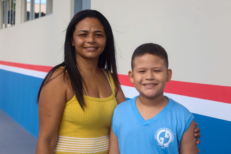 Taciane de Souza Viana , mae do aluno Yan Henrique <div class='credito_fotos'>Foto: Bruno Cecim / Ag.Pará | <a href='/midias/2024/originais/18237_9b40854b-e81a-895e-de13-d955b005bdd9.jpg' download><i class='fa-solid fa-download'></i> Download</a></div>