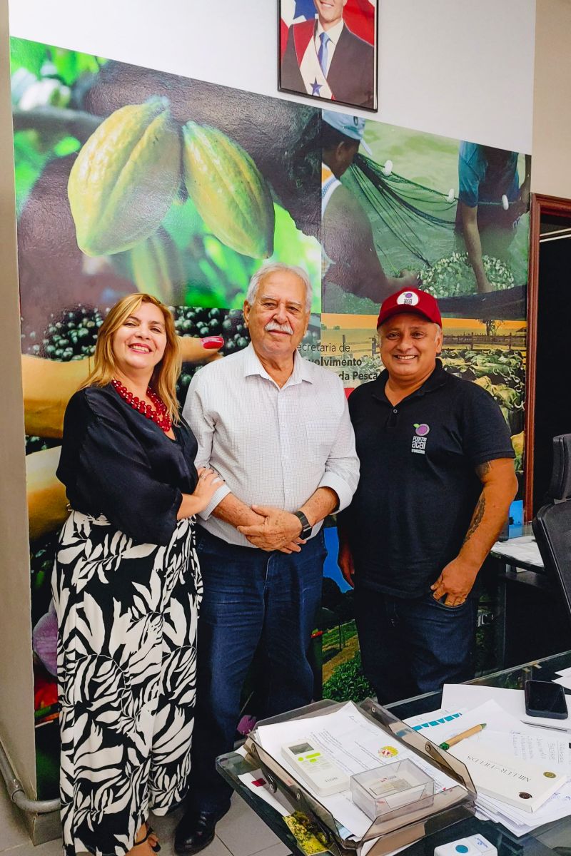 produtos de Indicação Geográfica
Amêndoa de cacau de Tomé-Açu;
Farinha de Bragança;
Queijo do Marajó;
Waraná e o bastão de Waraná (guaraná) da Terra Indígena Andirá-Marau.
Legenda da foto da reunião:
Secretário da Sedap, Giovanni Queiroz, coordenadora do Fórum de IG e MC do Pará, Márcia Tagore, e Nazareno Alves, empresário e presidente da Amaçaí <div class='credito_fotos'>Foto: ASCOM / SEDAP | <a href='/midias/2024/originais/18713_e79c7c44-bf15-c28a-c129-45d56a40b91a.jpg' download><i class='fa-solid fa-download'></i> Download</a></div>