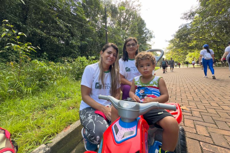Paula Queiroz e família <div class='credito_fotos'>Foto: Vinícius Leal / Ascom Ideflor-Bio | <a href='/midias/2024/originais/18852_341274de-4b18-047c-99bf-5848289f60ed.jpg' download><i class='fa-solid fa-download'></i> Download</a></div>