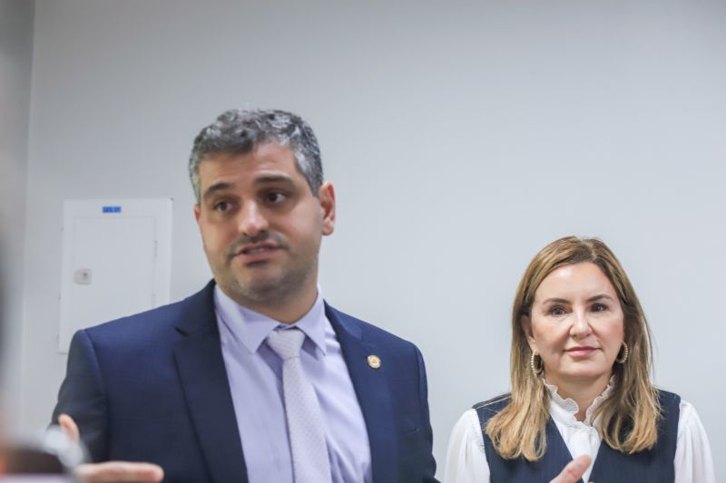 Ricardo Sefer, a procuradora-geral <div class='credito_fotos'>Foto: Bruno Cruz / Agência Pará | <a href='/midias/2024/originais/18863_9622b156-28d6-dd09-d4b0-8762fdf32414.jpg' download><i class='fa-solid fa-download'></i> Download</a></div>