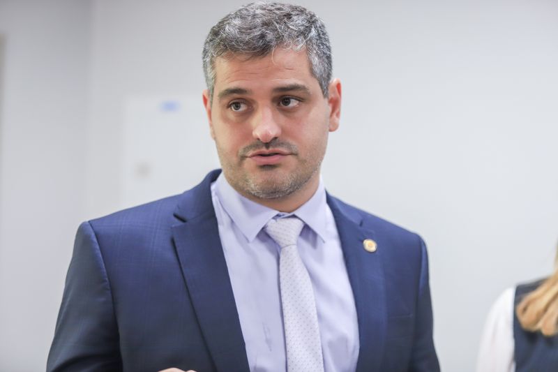 Ricardo Sefer, a procuradora-geral <div class='credito_fotos'>Foto: Bruno Cruz / Agência Pará | <a href='/midias/2024/originais/18863_f6255111-866f-b505-05cd-00e6e6180dd8.jpg' download><i class='fa-solid fa-download'></i> Download</a></div>
