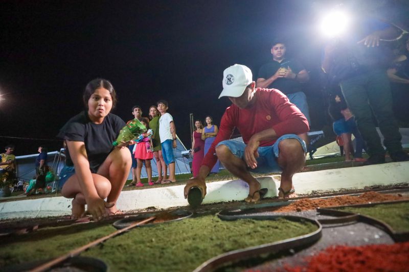 Tradição cultural e religiosa leva fiéis às ruas de Capanema para celebrar Corpus Christi
FOTOS: ALEX RIBEIRO/AGPARÁ <div class='credito_fotos'>Foto: Alex Ribeiro / Ag. Pará | <a href='/midias/2024/originais/20055_2d79be09-1d4f-49cc-8bd3-f8470d1014bc.jpg' download><i class='fa-solid fa-download'></i> Download</a></div>