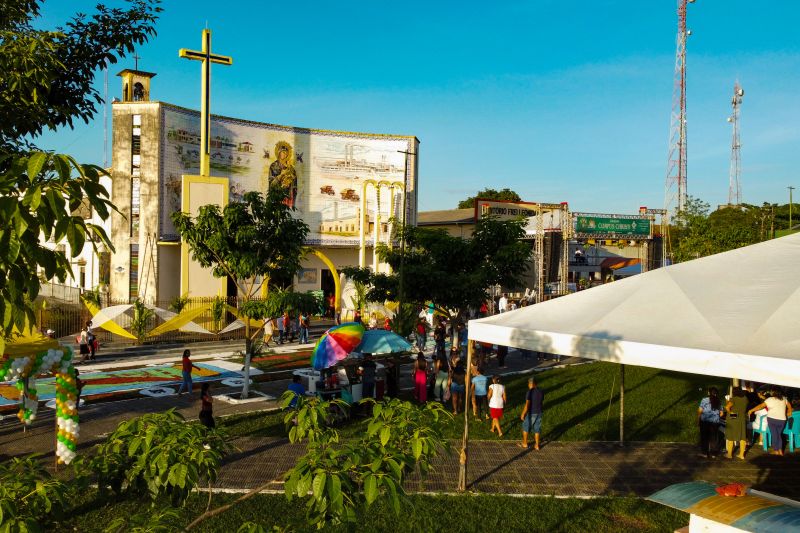 Tradição cultural e religiosa leva fiéis às ruas de Capanema para celebrar Corpus Christi
Fotos: Augusto Miranda / AGPARÁ <div class='credito_fotos'>Foto: Augusto Miranda / Ag. Pará | <a href='/midias/2024/originais/20057_ba740f65-e87d-56e0-e5a3-2d124428adf3.jpg' download><i class='fa-solid fa-download'></i> Download</a></div>