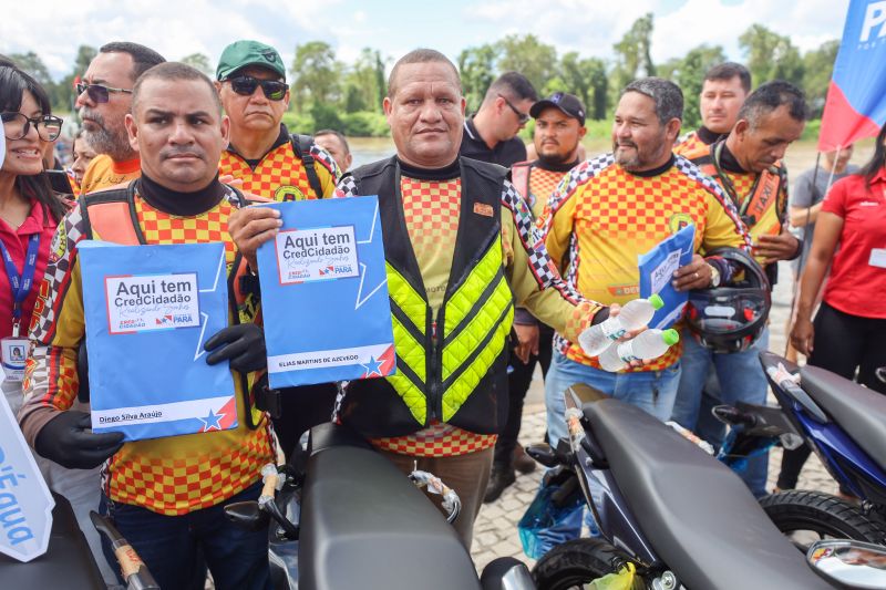 Bragança - Entrega de Títulos de Terra - Entrega de CAR Validados para a Agricultura Familiar - Programa Regulariza Pará - Entrega de Motocicletas da Linha CredCidadão Mototaxista Pai D’Égua - Fotos Bruno Cecim/Agência Pará <div class='credito_fotos'>Foto: Bruno Cecim / Ag.Pará | <a href='/midias/2024/originais/20139_8a266359-22d4-346d-a2dc-7b1b68325ad3.jpg' download><i class='fa-solid fa-download'></i> Download</a></div>