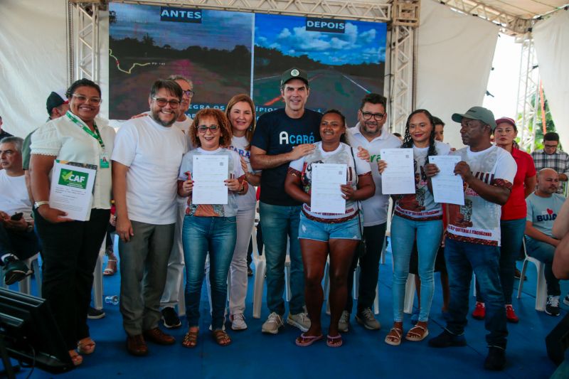 Governador Helder Barbalho Entrega de CAF para os Agricultores da Associação Remanescente de Quilombolas da Nova Aliança da Boa Vista <div class='credito_fotos'>Foto: Marco Santos / Ag. Pará | <a href='/midias/2024/originais/20299_a0400d9c-ac14-704b-996e-041e2348c6ce.jpg' download><i class='fa-solid fa-download'></i> Download</a></div>