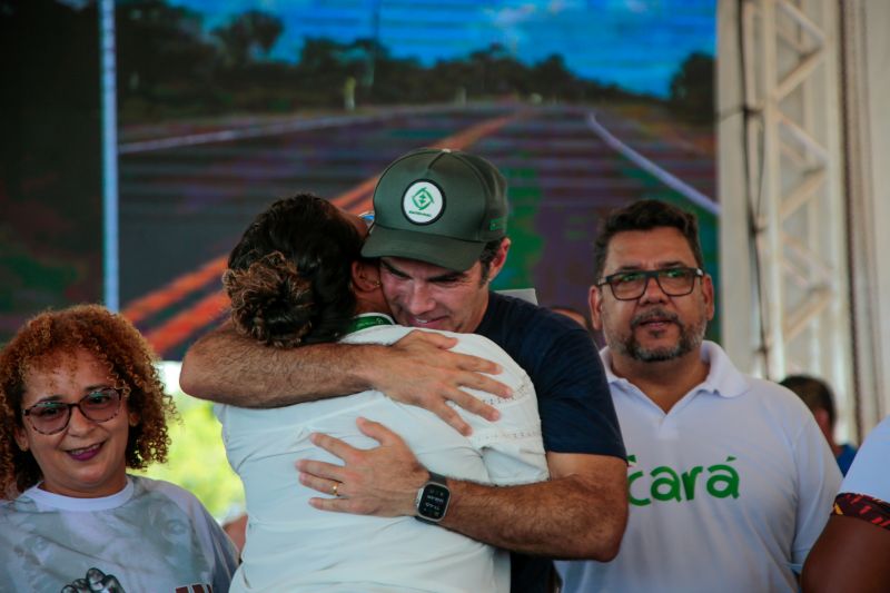 Governador Helder Barbalho Entrega de CAF para os Agricultores da Associação Remanescente de Quilombolas da Nova Aliança da Boa Vista <div class='credito_fotos'>Foto: Marco Santos / Ag. Pará | <a href='/midias/2024/originais/20299_d6178c0b-d646-2115-1e74-06369fc53e82.jpg' download><i class='fa-solid fa-download'></i> Download</a></div>