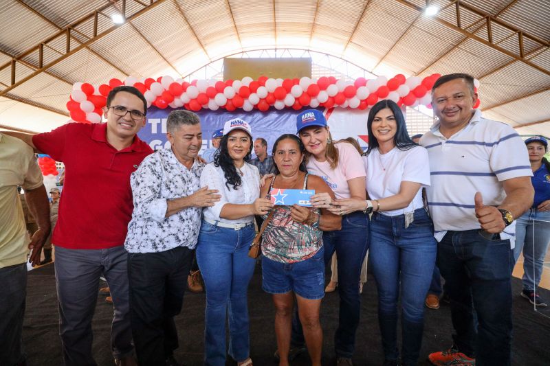 Em Nova Esperança do Piriá, a vice-governadora Hana Ghassan e autoridades na entrega de benefício do 'Sua Casa' 