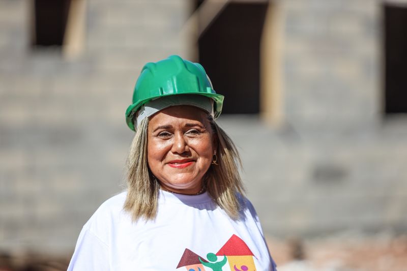Rozineide Miranda, conhecida como Dinha, presidente da associação dos moradores que receberão as unidades habitacionais <div class='credito_fotos'>Foto: Marcelo Lelis / Ag. Pará | <a href='/midias/2024/originais/20586_c9257ad3-a2b0-36f0-701b-19b4ec3a9cac.jpg' download><i class='fa-solid fa-download'></i> Download</a></div>