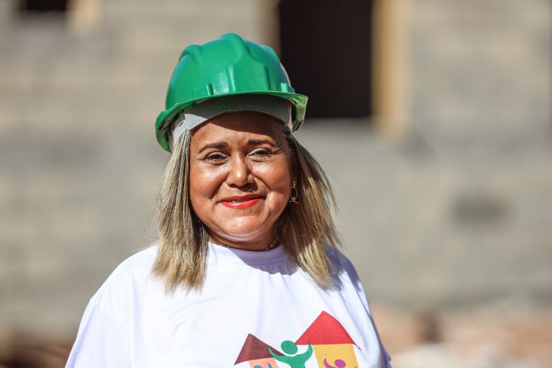 Rozineide Miranda, conhecida como Dinha, presidente da associação dos moradores que receberão as unidades habitacionais <div class='credito_fotos'>Foto: Marcelo Lelis / Ag. Pará | <a href='/midias/2024/originais/20586_d7da6f16-3188-6a32-fcfb-91fc154780b7.jpg' download><i class='fa-solid fa-download'></i> Download</a></div>