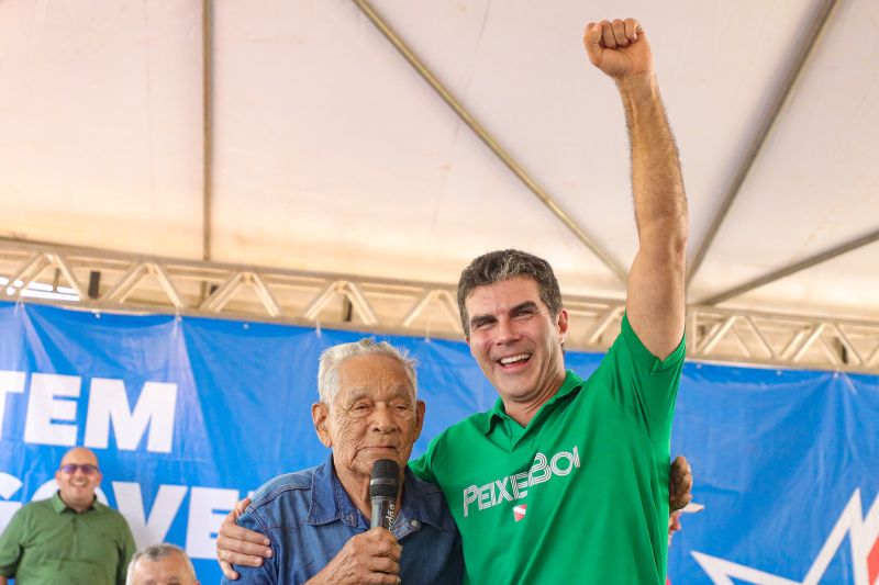 Governador Helder Barbalho e o sr João Bentes, morador mais antigo da Vila de Tauarizinho <div class='credito_fotos'>Foto: Marcelo Lelis / Ag. Pará | <a href='/midias/2024/originais/20729_13193b7c-840a-3809-7577-660f8291ac2a.jpg' download><i class='fa-solid fa-download'></i> Download</a></div>