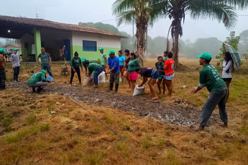 Matéria - Formação de agentes agroflorestais avança na Terra Indígena Alto Rio Guamá com foco em sustentabilidade
Fotos: DGBio/IDEFLOR-Bio/Divulgação
<div class='credito_fotos'>Foto: ASCOM / IDEFLOR-BIO | <a href='/midias/2024/originais/20801_0787b98c-4197-3c55-a9b1-ae52b64c0a97.jpg' download><i class='fa-solid fa-download'></i> Download</a></div>