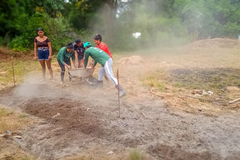 Matéria - Formação de agentes agroflorestais avança na Terra Indígena Alto Rio Guamá com foco em sustentabilidade
Fotos: DGBio/IDEFLOR-Bio/Divulgação
<div class='credito_fotos'>Foto: ASCOM / IDEFLOR-BIO | <a href='/midias/2024/originais/20801_b42fc1b8-c318-92ce-8fc6-92be27c795a4.jpg' download><i class='fa-solid fa-download'></i> Download</a></div>
