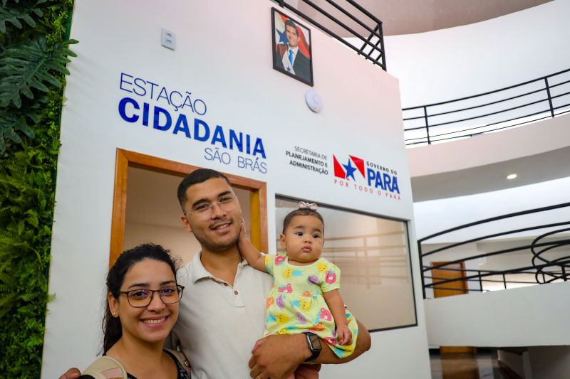 O casal Ted Júnior e Giulia Cordeiro com a filinha Helena que veio tirar seu primeiro RG <div class='credito_fotos'>Foto: Marcelo Lelis / Ag. Pará | <a href='/midias/2024/originais/21102_c0c15e51-c6ba-9aa8-541e-6ae555ffce47.jpg' download><i class='fa-solid fa-download'></i> Download</a></div>