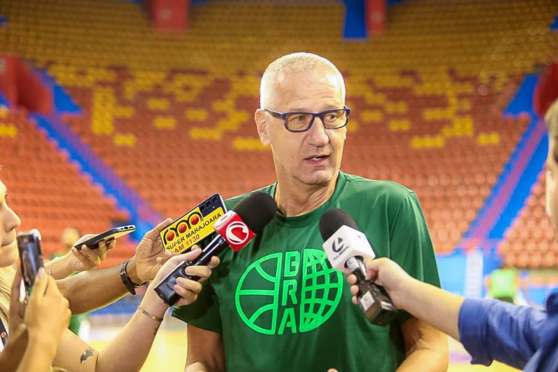 Técnico Petrovic da Seleção brasileira de basquete <div class='credito_fotos'>Foto: Alex Ribeiro / Ag. Pará | <a href='/midias/2024/originais/21311_79a08732-66a1-01a8-d6f5-cf1bae0369ee.jpg' download><i class='fa-solid fa-download'></i> Download</a></div>