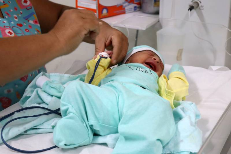 colocando o sensor na mão direita do bebê