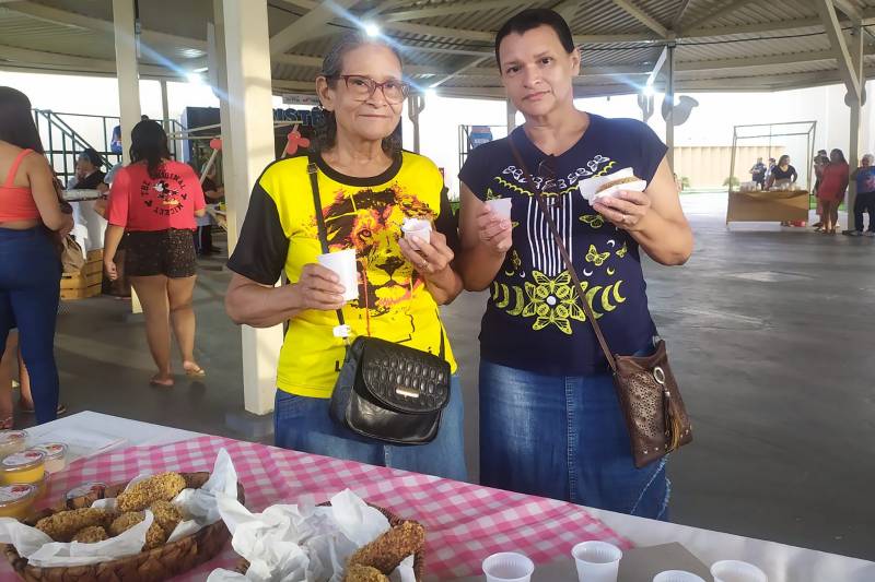 Cleide Maciel e sua irmã na Feira Gastronômica