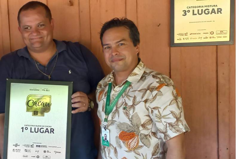 Supervisor Regional da Emater, em Altamira, Júlio Albuquerque com o produtor de cacau Robson Brogni, proprietário da marca ASCURRA CHOCOLATE.