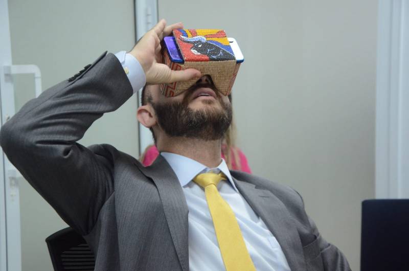 Secretário Rossieli Soares testando o ″Óculos VR de Miriti″ produzido pelos estudantes