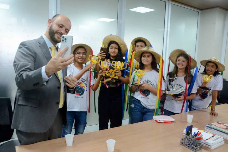 Secretário de Estado de Educação realizando videochamada com o governador Helder Barbalho e os estudantes participantes do torneio