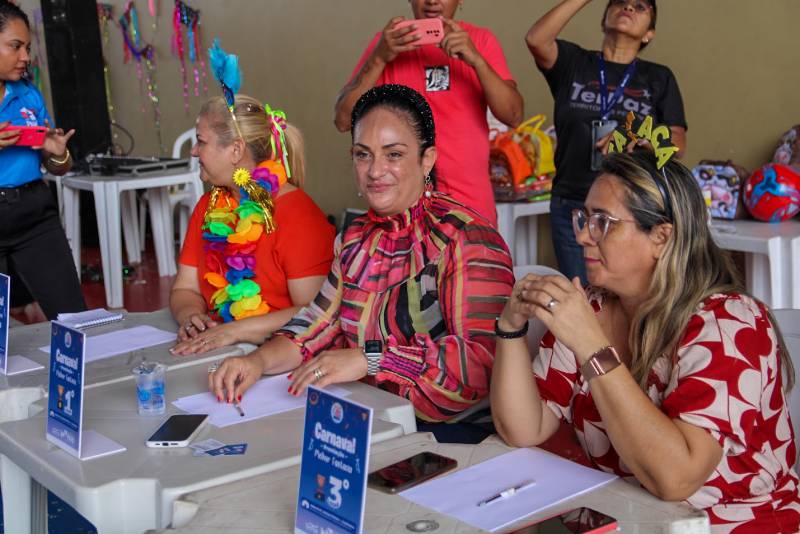 Secretária adjunta Alessandra Amaral acompanhada de juradas.