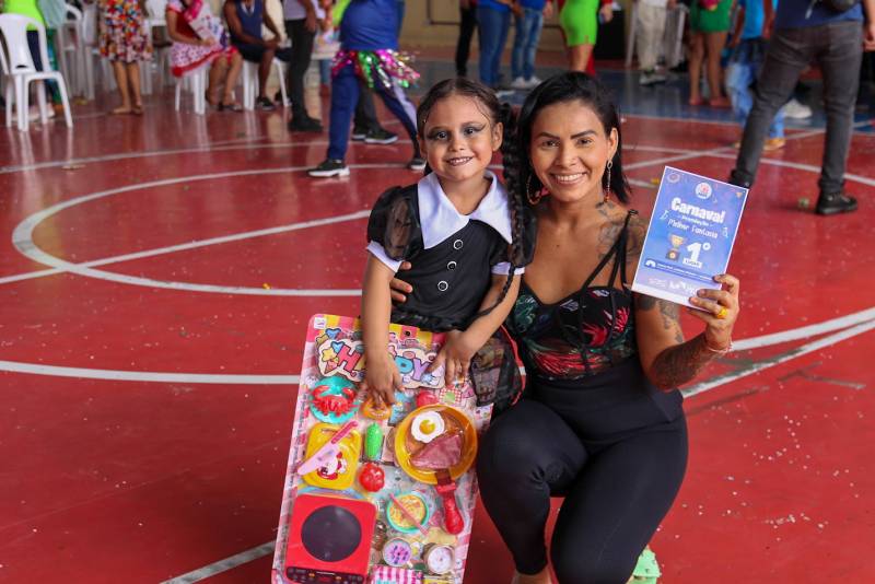 Melissa Victoria, de 4 anos de idade, acompanhada da mãe, Gleiciane Moreira.