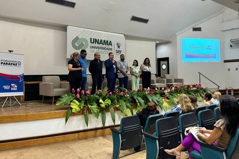 Presidente da Fundação ParáPaz, Alberto Teixeira, com equipe de diretoria e coordenadores