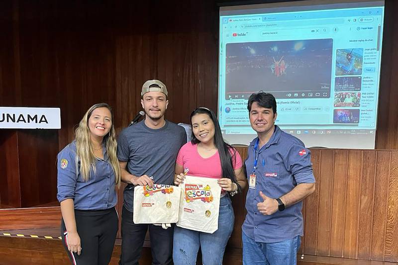 com estudantes que receberam brindes por participar das atividades