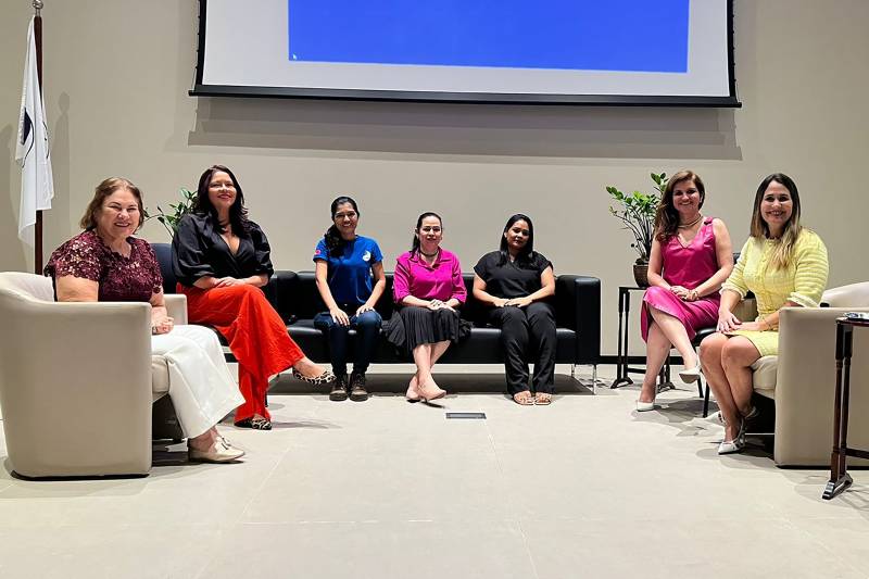 A foto geral das mulheres que participaram do evento tem a Dra. Anadelia, que fala sobre o programa de liderança.