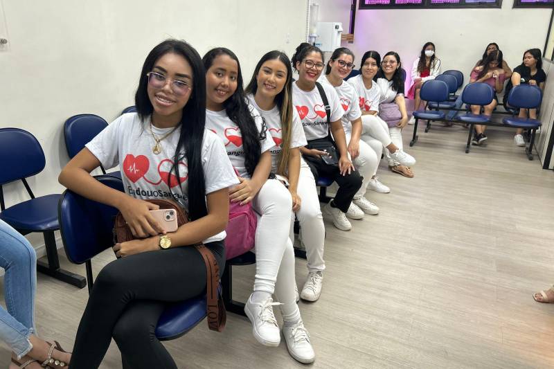 Alunas do curso técnico de enfermagem aguardando para doar sangue