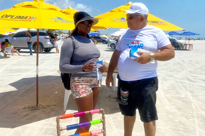 Público que trabalha na praia recebe orientação sobre garantia de direitos 
