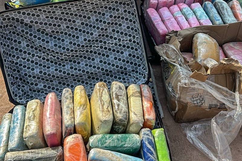 A maconha estava em dois veículos conduzidos pelos suspeitos e que estavam na balsa que fez o trajeto Manaus-Santarém