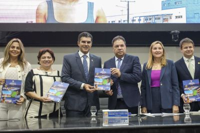 notícia: Governador entrega projeto de lei para reajuste do magistério e presta contas aos deputados