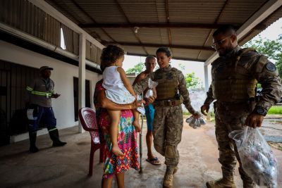notícia: Seap entrega ovos de Páscoa para crianças e moradores da Vila de Americano e Marituba