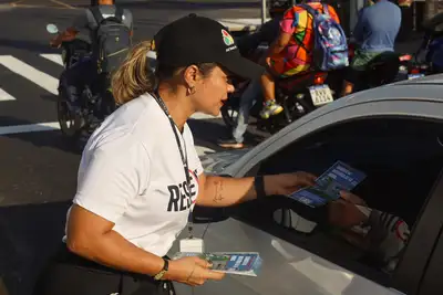 notícia: Detran alerta condutores de veículos sobre multa causada por descarte de lixo 