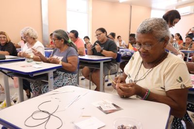 notícia: Moradoras do bairro da Terra Firme recebem oficina de ecobijuterias promovida pela Semas