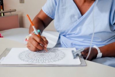 notícia: Projeto do Hospital da Transamazônica estimula bem-estar de pacientes por meio do desenho e da pintura