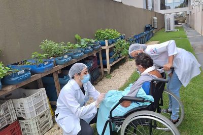 notícia: Pacientes do Hospital Regional dos Caetés aproveitam na horta momento de integração