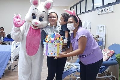 notícia: Visita da coelhinha Lilica encerra programação de Páscoa do Hospital Abelardo Santos   