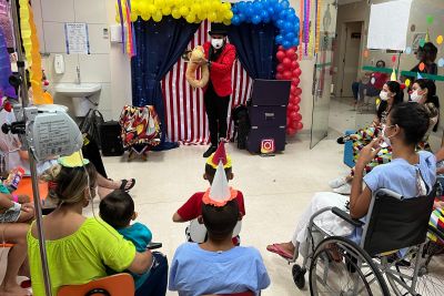 notícia: Mágico e palhaços ajudam a descontrair pacientes de câncer do Hospital Octávio Lobo