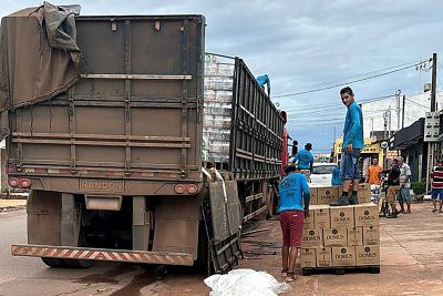 notícia: Sefa apreende mais de 66 mil garrafas de bebida alcoólica em Santarém  