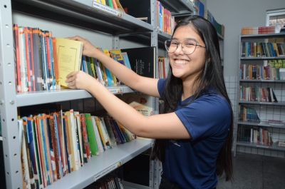 notícia: Competição de leitura entre alunos incentiva aprendizados e movimenta biblioteca